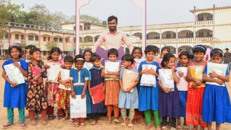 এই ঈদে সুবিধাবঞ্চিত শিশুদের জন্য রিয়েলমির বিশেষ আয়োজন ‘ঈদের হাসি’
